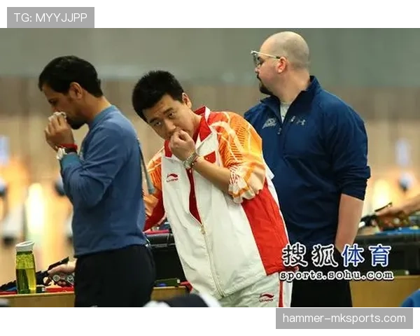 庞伟训练完顺手啃俩鸡腿，这自律和胃口真不冲突啊？